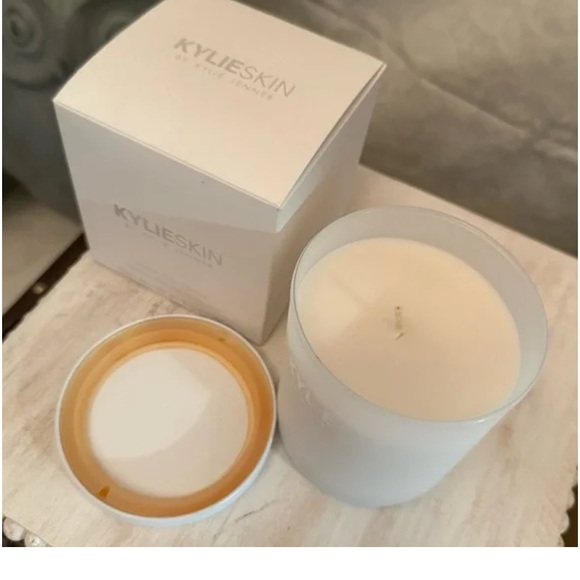KYLIE SKIN Snow Pine Candle - Picture 3 of 4